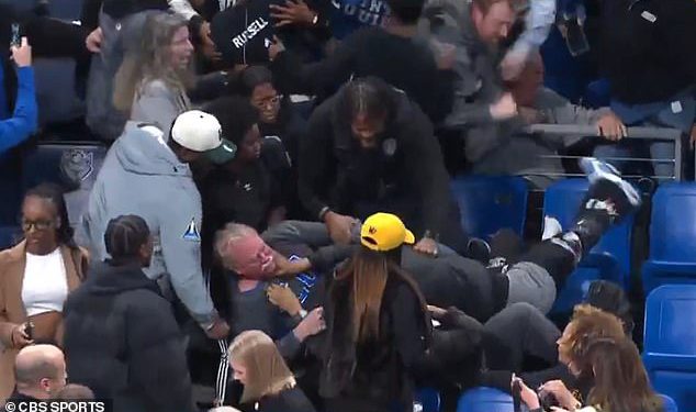 Wild Brawl izbija u gužvi na fakultetskoj košarkaškoj utakmici dok navijači razbijaju redove sjedala