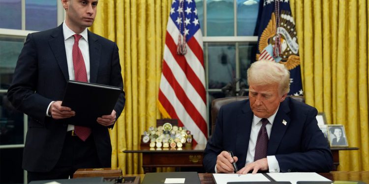 Will Scharf, Trumpov tajnik osoblja, stoji iza izvršnih naloga