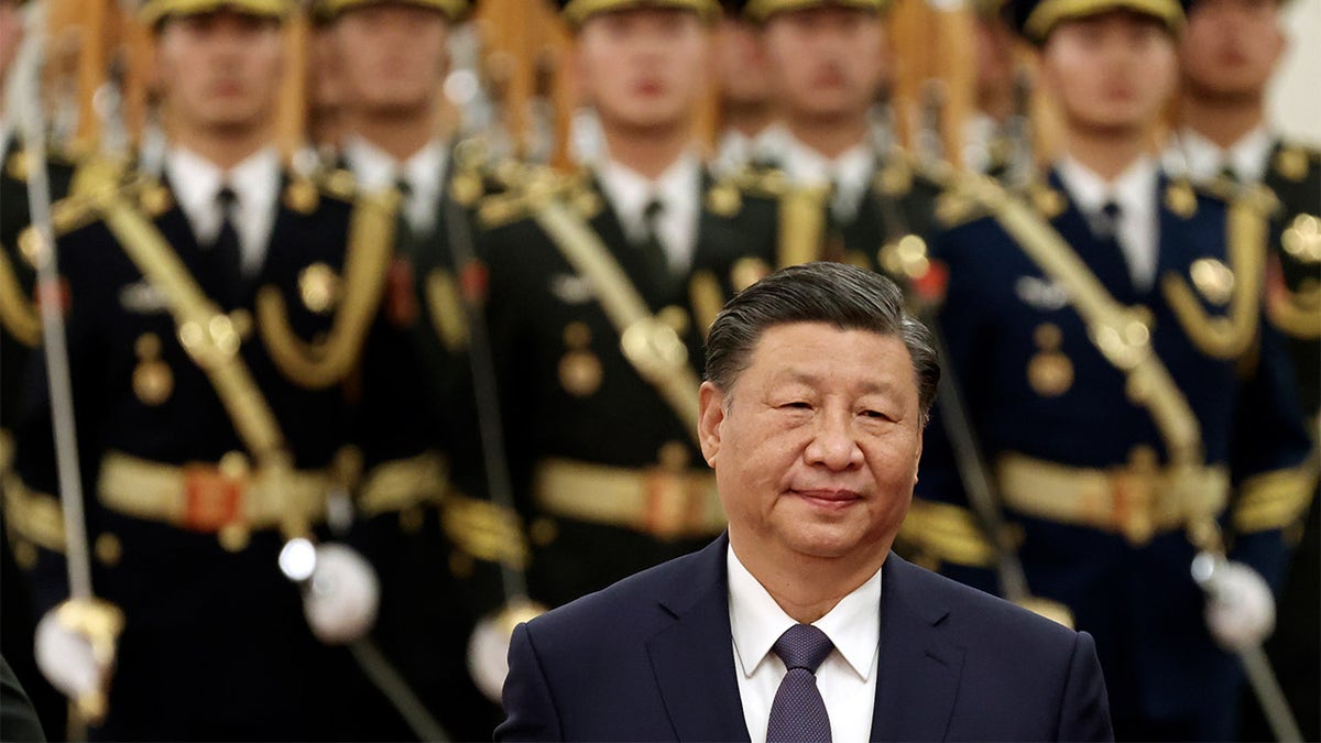 Xi Jinping s vojnicima iza njega u paradnoj formaciji