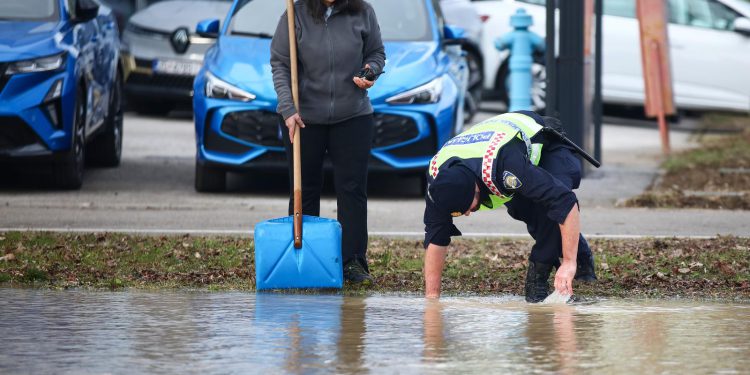 ZA ZAPLIVATI Pukla cijev, skoro pola Novog Zagreba bez vode | NACIONAL.HR