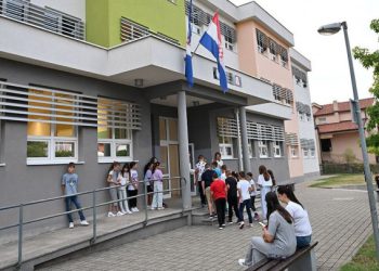 ZAPADNA HERCEGOVINA UVODI MJERE U ŠKOLAMA Bit će pojačana prisutnost policajaca, zaključavaju se vrata i vodi evidencija