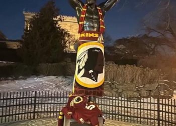 Zapovjednici riskiraju zloglasnu kletvu nakon što su navijači prije utakmice Eaglesa unakazili kultni spomenik Philadelphije