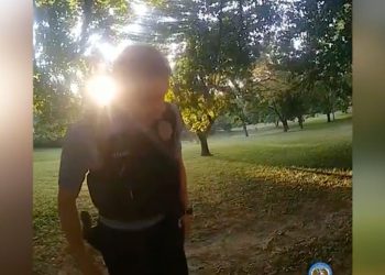 Zastrašujući trenutak policajci se udaljavaju od žrtve vatrenog oružja jer su im smjene završavale