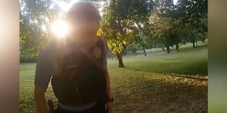 Zastrašujući trenutak policajci se udaljavaju od žrtve vatrenog oružja jer su im smjene završavale