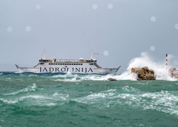 Zbog nevremena su u prekidu brojne trajektne i katamaranske linije