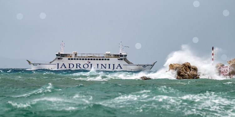 Zbog nevremena su u prekidu brojne trajektne i katamaranske linije