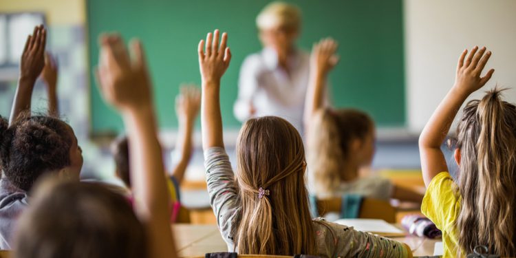 Zemlja EU postepeno će ukinuti ruski jezik u školama — RT World News