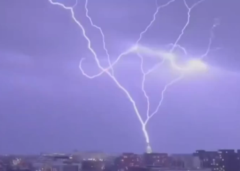 Znamenitosti SAD-a pogođene gromom u novogodišnjoj noći (VIDEO) — RT World News