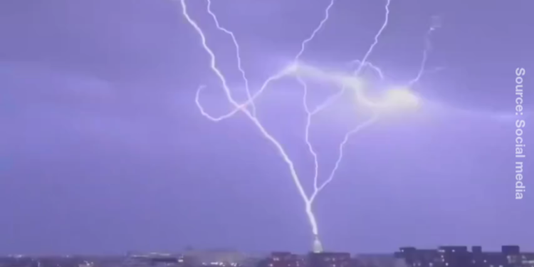 Znamenitosti SAD-a pogođene gromom u novogodišnjoj noći (VIDEO) — RT World News