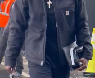 Zvijezda Eaglesa AJ Brown ponovno donosi svoju viralnu knjigu za samopomoć u igru… nakon što je pozvao autora kao svog VIP gosta