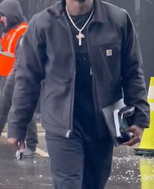 Zvijezda Eaglesa AJ Brown ponovno donosi svoju viralnu knjigu za samopomoć u igru… nakon što je pozvao autora kao svog VIP gosta