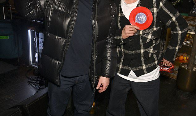 Zvijezde veselog ponedjeljka Shaun Ryder i Bez slave predstavljanje novog singla sa svojom supergrupom Mantra of the Cosmos