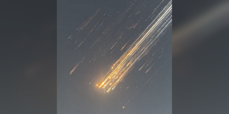 Zvjezdani brod eksplodira u ‘kiši meteora’ krhotina (VIDEO) — RT World News