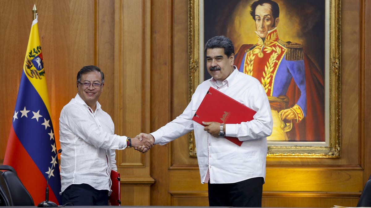 Kolumbijski predsjednik Gustavo Petro, otišao je, i njegov venezuelanski kolega, Nicolás Maduro, rukuju se nakon potpisivanja sporazuma u predsjedničkoj palači Mirafloresa u Caracasu, Venezuela, 2. studenog 2022.