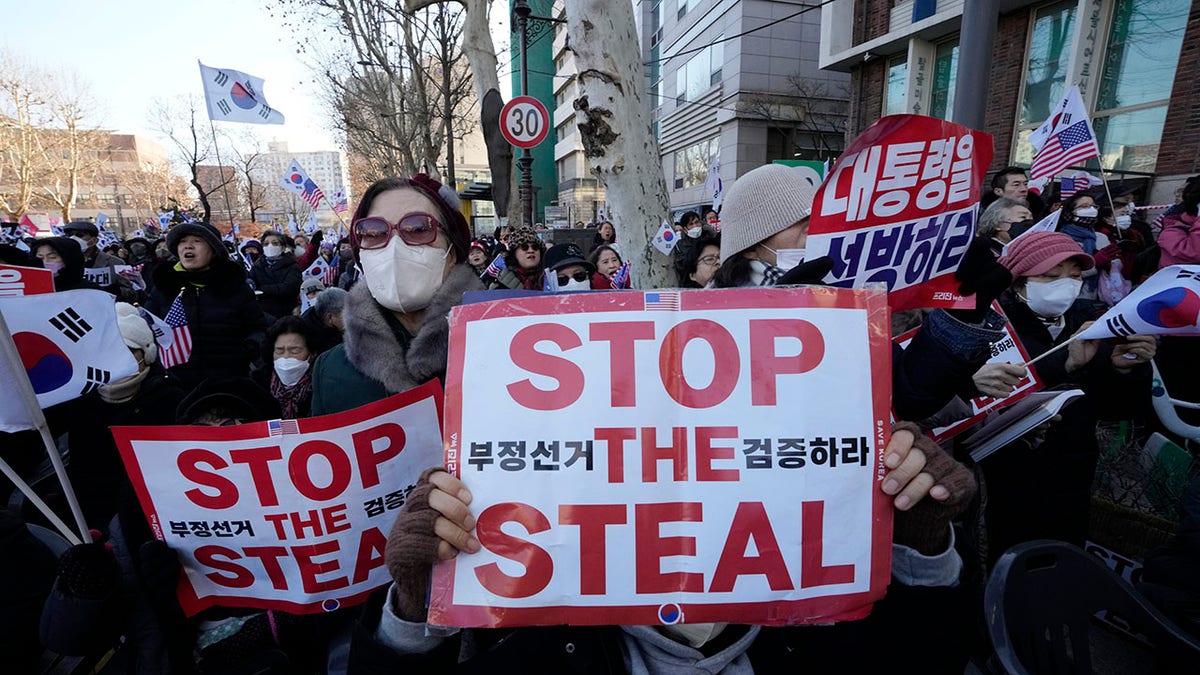 'Zaustavi krađu' plakat na skupu Yoon Suk Yeol