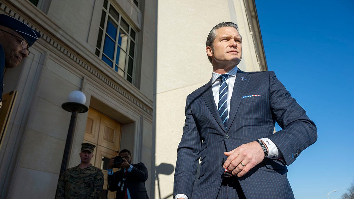 Hegseth izvan Pentagona s bendom u čast poginulog vojnika