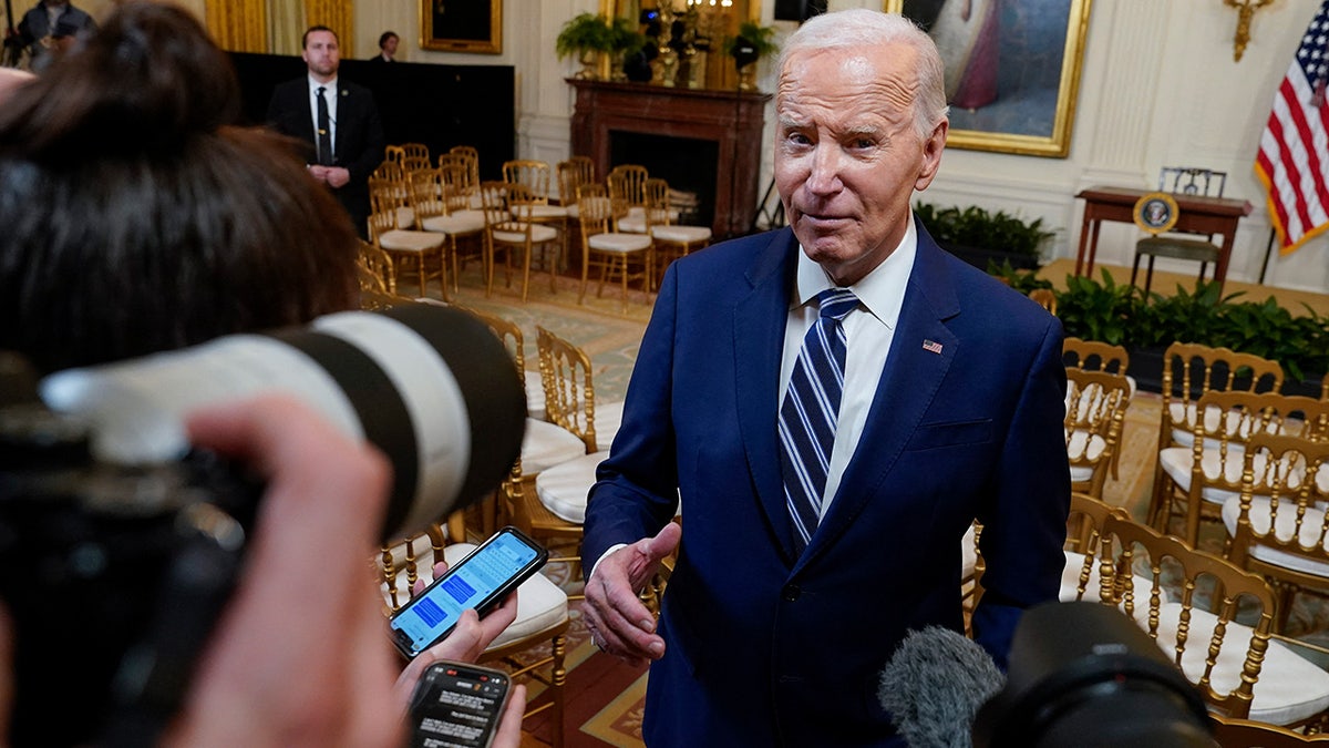 Biden okružen novinarima