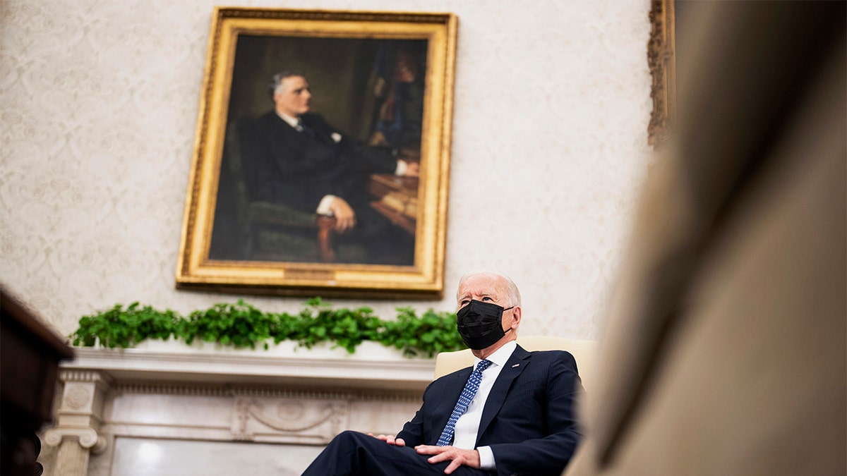 Biden sjedi s maskom u ovalnom uredu