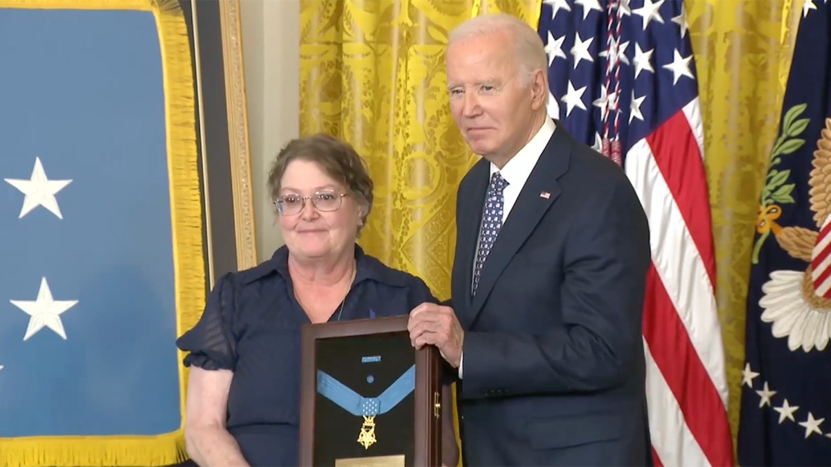 biden-medalja-časti-debra