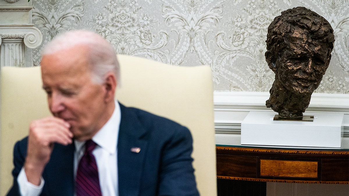 Poprsje Roberta F. Kennedyja mlađeg sjedi iza predsjednika Bidena u Bijeloj kući