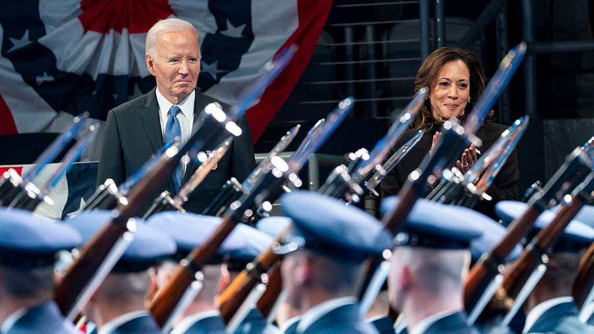 Biden i Harris promatraju trupe