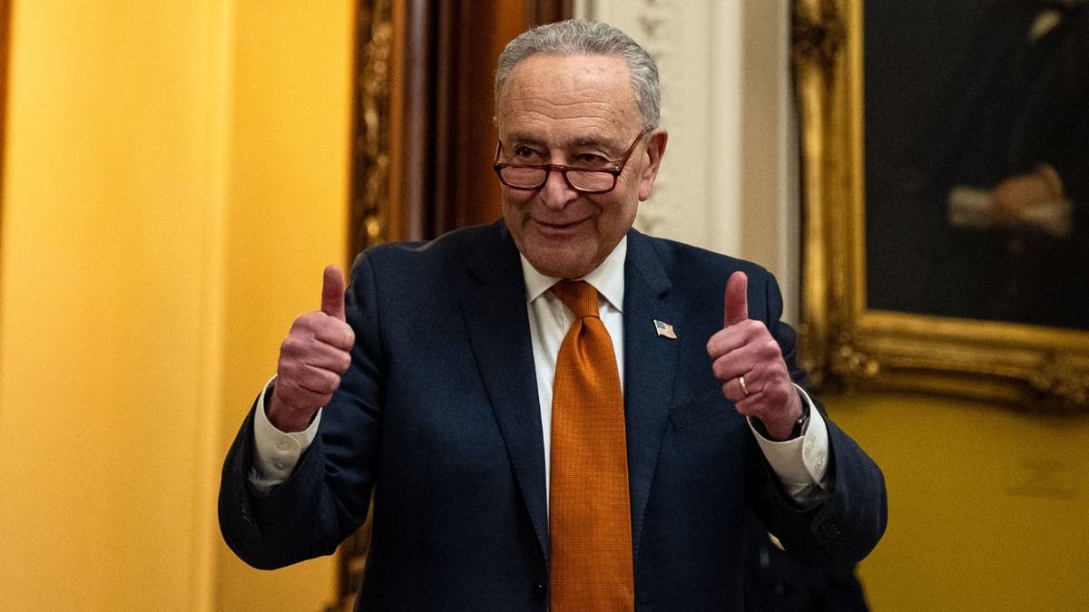 Vođa većine u Senatu Chuck Schumer diže palac gore