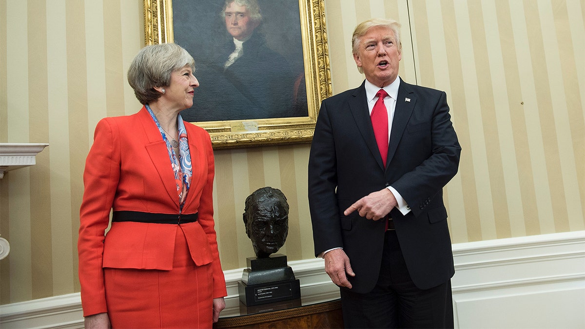 Britanska premijerka Theresa May i predsjednik Donald Trump poziraju Winston Churchill Bust u Ovalnom uredu