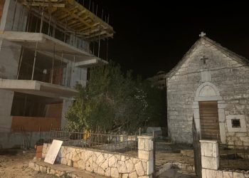 Stanovnici šokirani: “Crkva nam je zagušena građevinom. Tragedija od urbocida”