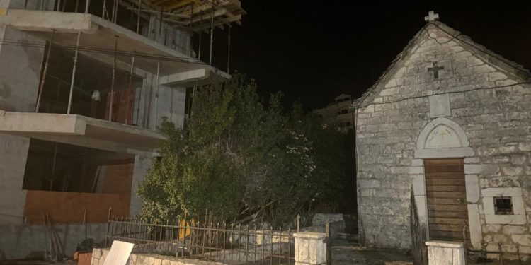 Stanovnici šokirani: “Crkva nam je zagušena građevinom. Tragedija od urbocida”