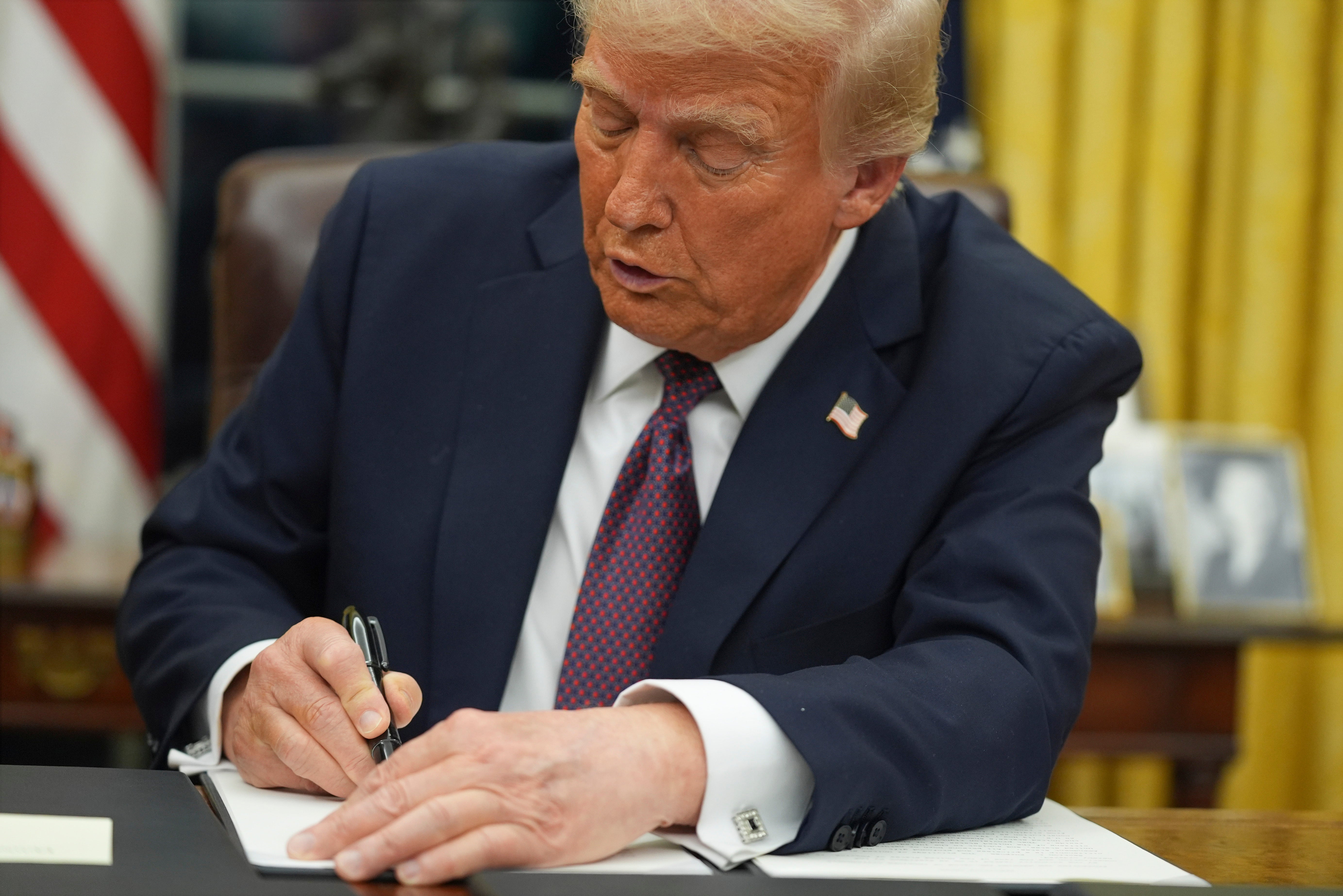 Donald Tump potpisao je izvršnu naredbu kojom se namjerava oduzeti državljanstvo po rođenju za Amerikance rođene u Sjedinjenim Državama čiji roditelji nemaju stalni pravni status