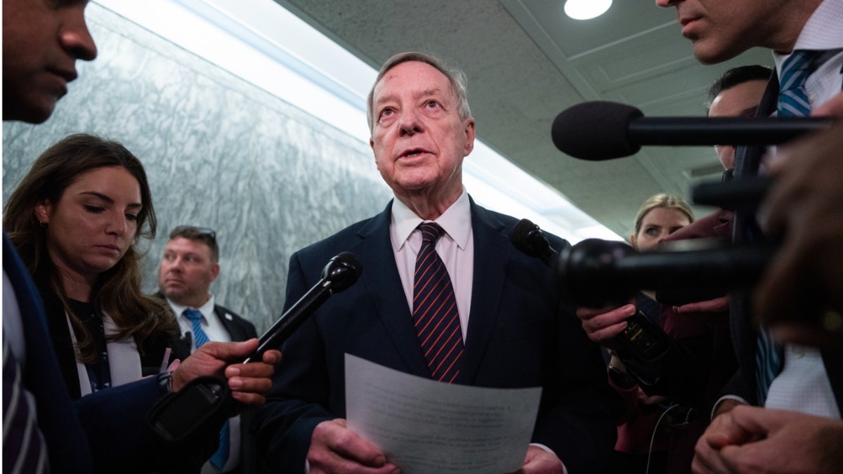 Sen. Dick Durbin u skupini novinara