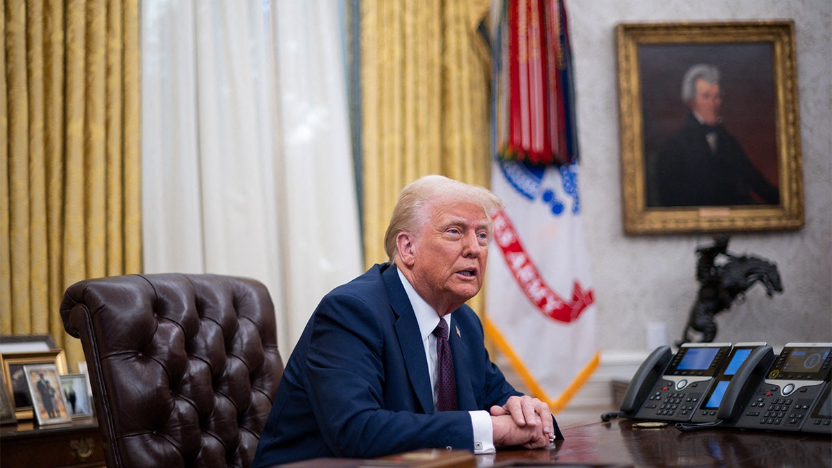 Predsjednik Donald Trump govori iz odlučnog stola s portretom Andrewa Jacksona u pozadini