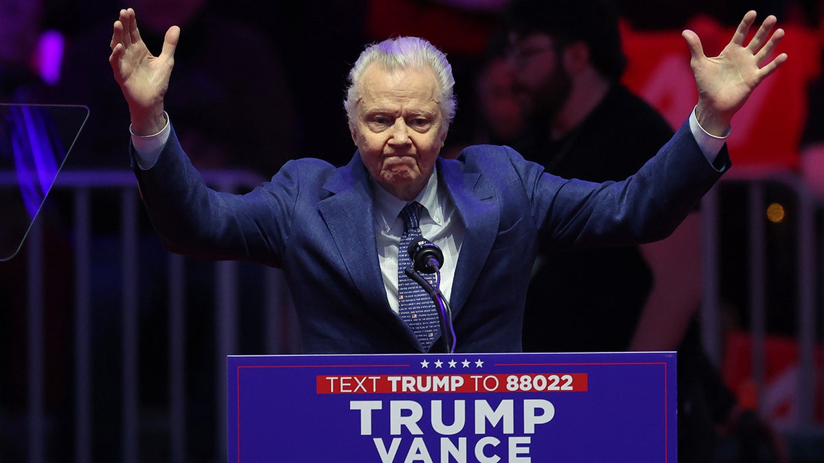 Jon Voight govori na skupu za proslavu skupa novoizabranog predsjednika Donalda Trumpa uoči sutrašnjeg dana inauguracije