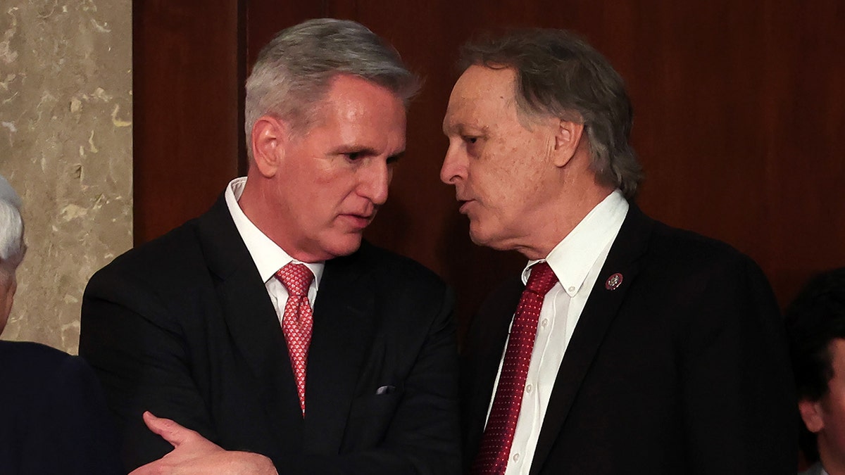 Andy Biggs i Kevin McCarthy razgovaraju