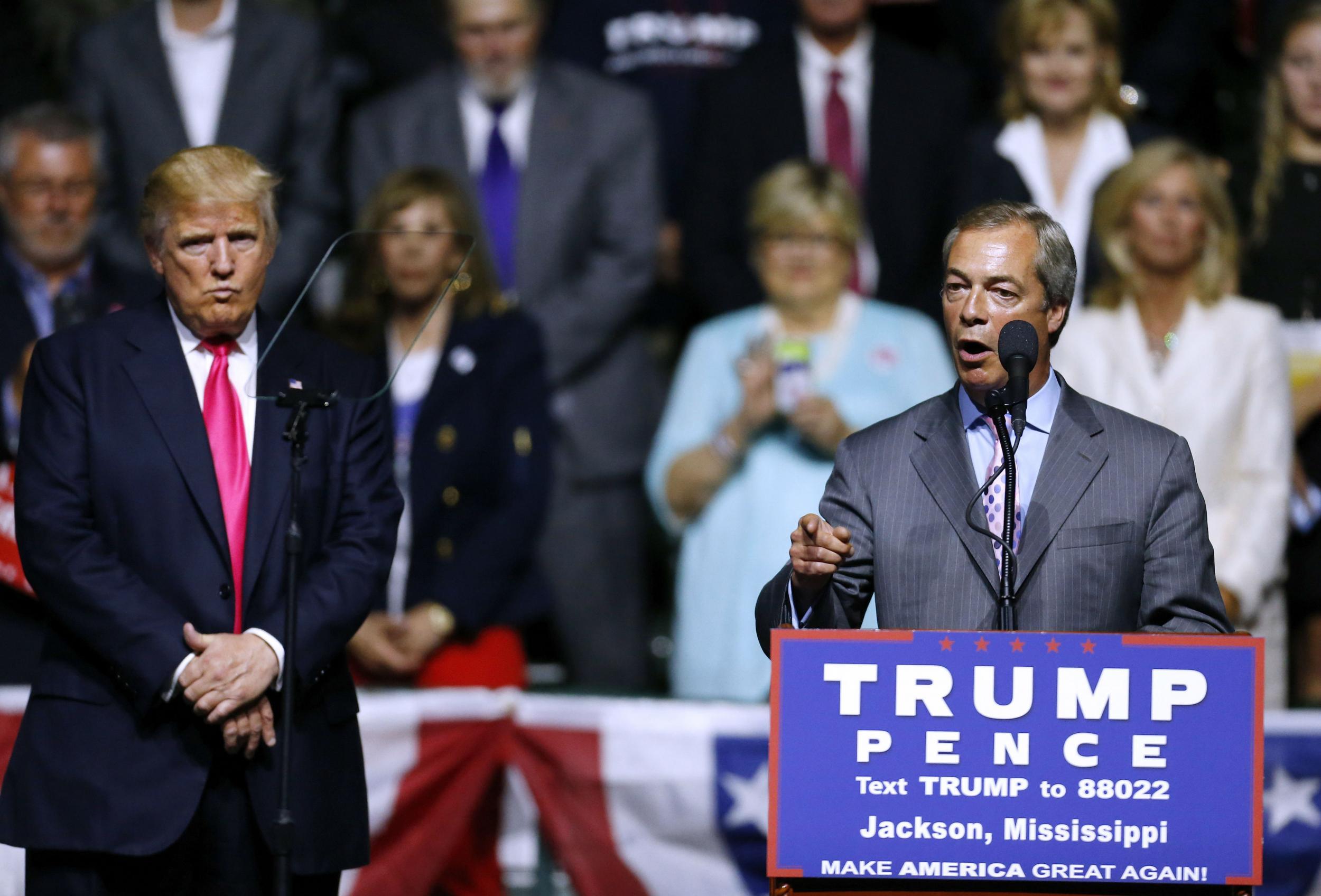 Donald Trump gleda dok Nigel Farage govori u njegovo ime na kampanji 2016