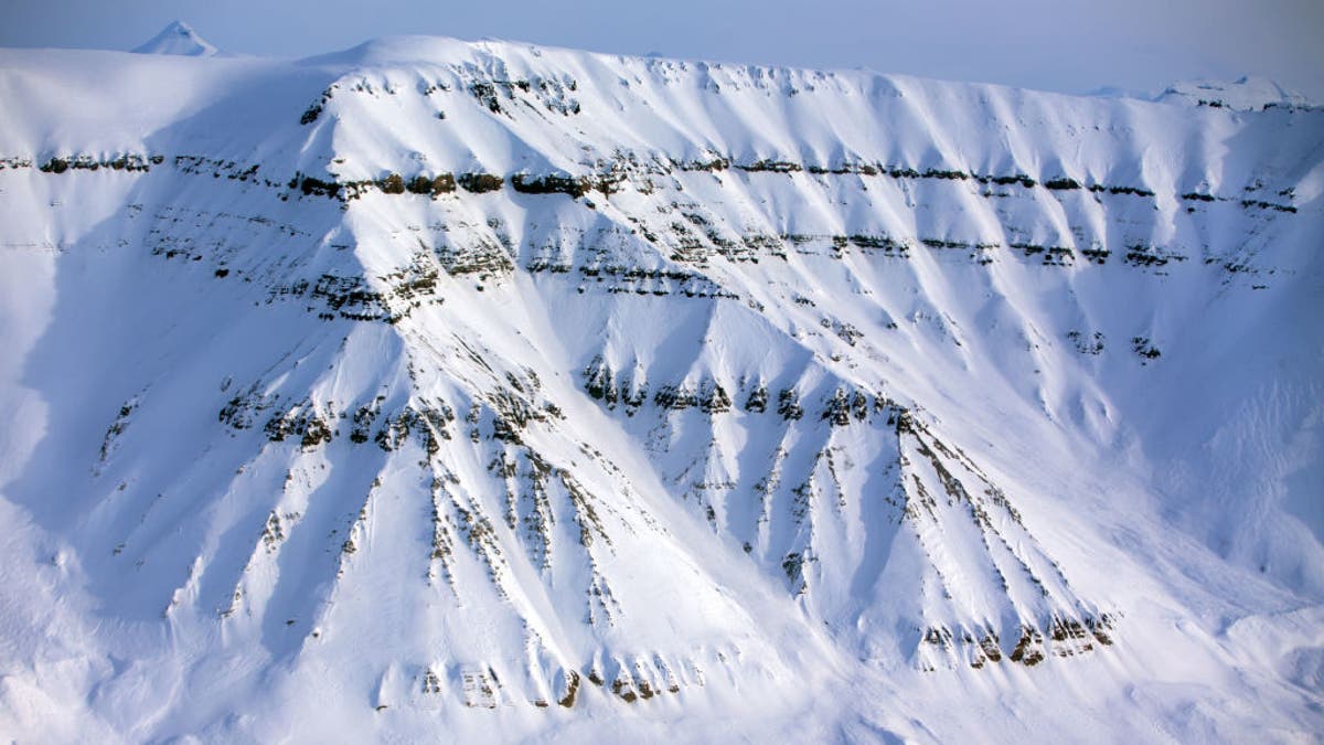 Planine prekrivene snijegom visine do 1000 metara mogu se vidjeti u blizini istraživačke stanice Kings Bay u Ny-Alesundu na otoku Spitsbergen, Norveška, 10. travnja 2015. Arktičke istraživačke stanice Kine, Norveške, Njemačke i Francuske, s posadom tijekom cijele godine, sada rade na području bivšeg rudarskog nalazišta na arhipelagu Svalbard.