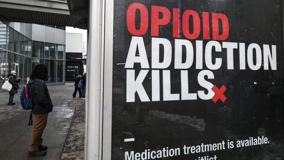 Znak upozorenja o opasnostima ovisnosti o opioidima u Kanadi koji promiče liječenje uz medicinsku pomoć.
