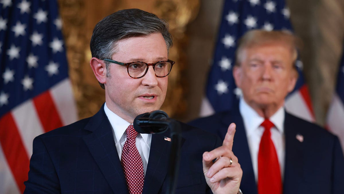 Trump gleda dok Johnson govori
