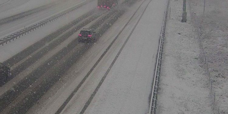 PROBLEMI U PROMETU Snijeg diljem Hrvatske, Gorskim kotarom i Likom smiju voziti samo vozila sa zimskom opremom | NACIONAL.HR