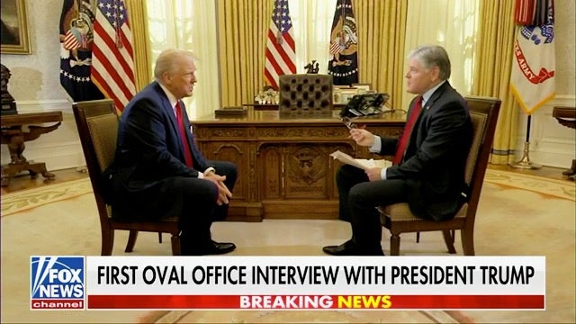 U ovoj snimci zaslona Fox Newsa, predsjednik Trump razgovara s voditeljem Seanom Hannityjem u svom prvom TV intervjuu od njegove inauguracije 20. siječnja 2025.