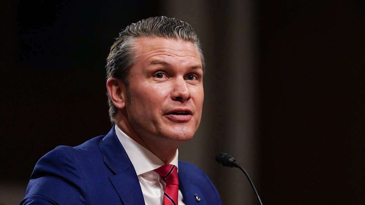 Pete Hegseth, kandidat novoizabranog predsjednika SAD-a Donalda Trumpa za ministra obrane, svjedoči tijekom saslušanja za potvrdu pred Odborom za oružane snage Senata na Capitol Hillu 14. siječnja 2025. u Washingtonu, DC.