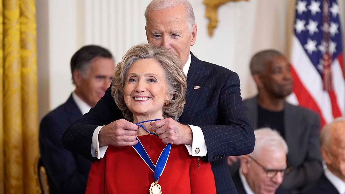 Hillary Clinton se smiješi