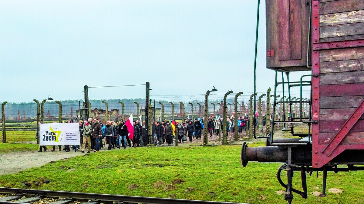 Ljudi se usklađuju vani