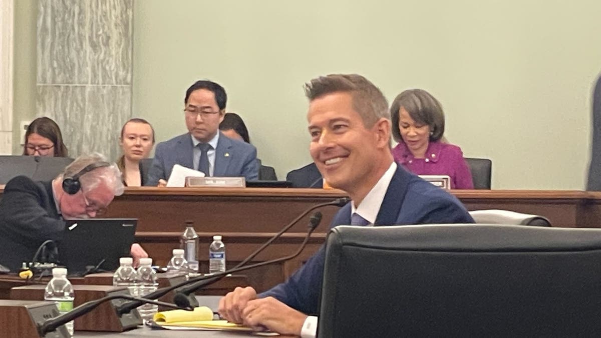 Sean Duffy u sobi za sluh, nasmijana