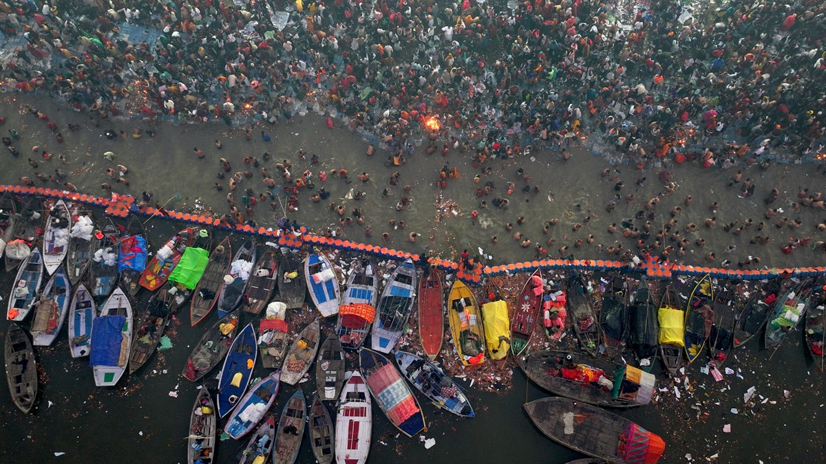 Hinduistički bhakte okupljaju se na svetom mjestu gdje se došlo do stampeda tijekom festivala Maha Kumbh u Molagraju u Indiji, 29. siječnja 2025.