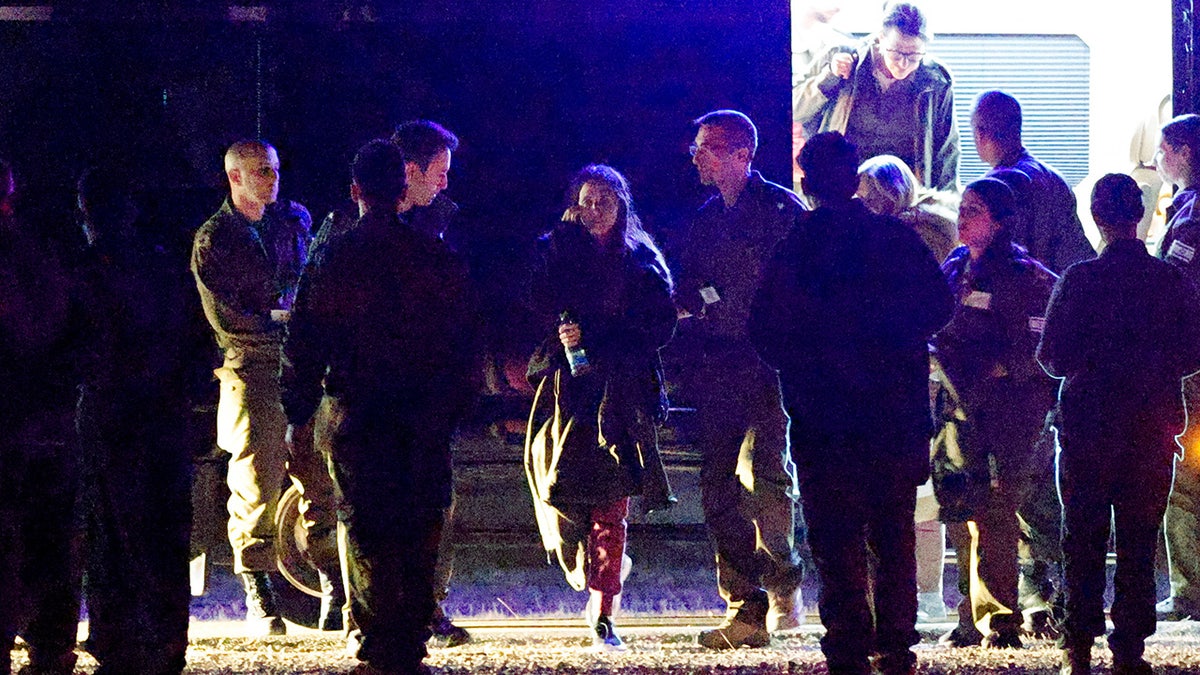 Ljudi hodaju prema izraelskim vojnim helikopterima kao Romi Gonen, Doron Steinbrecher i Emily Damari, tri ženske taoce koje su u Gazi održane od smrtonosnog napada 7. listopada 2023. godine, povratak u Izrael