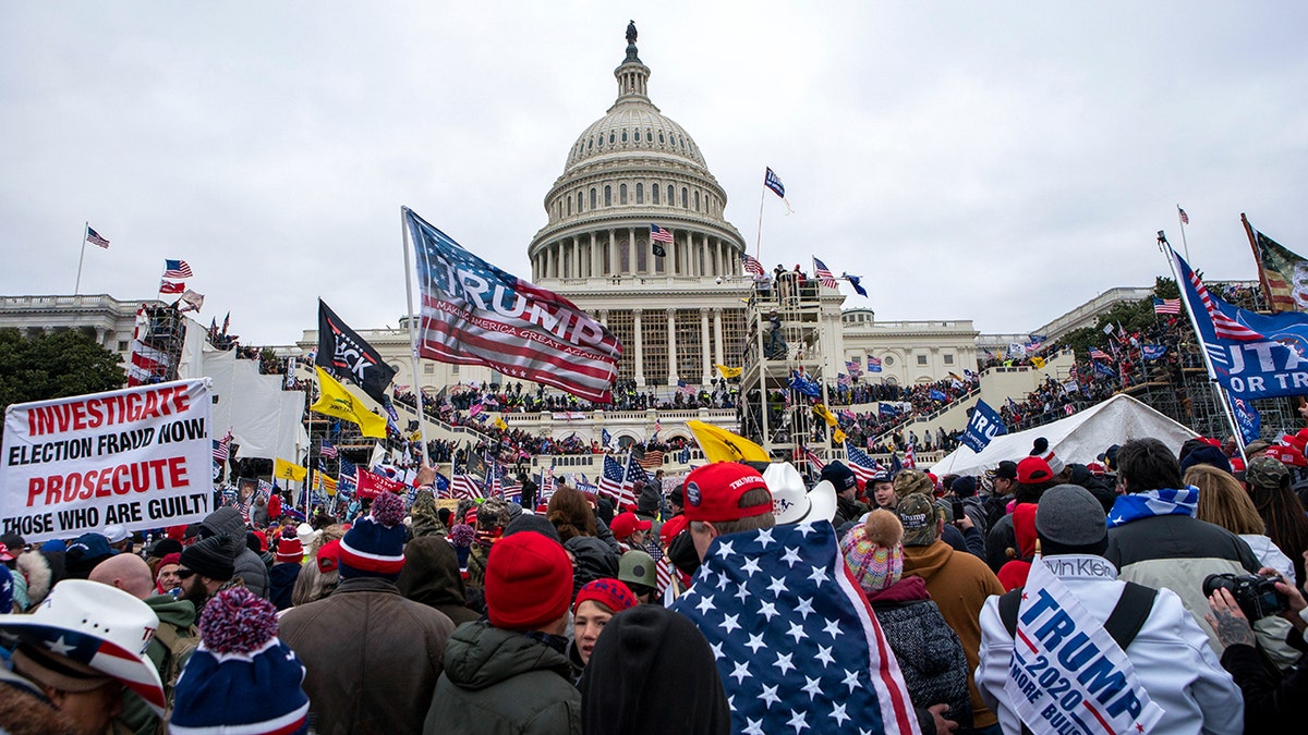 Pro-Trumpovi izgrednici okupirali su zgradu američkog Kapitola 6. siječnja 2021.