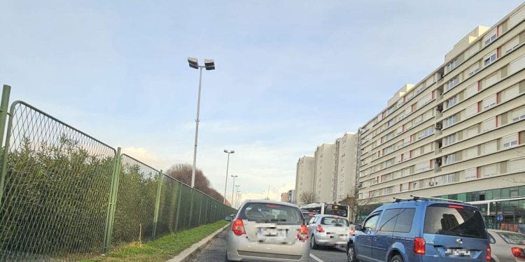 KOLONI ‘NEMA KRAJA’ Lančani sudar na izlazu iz grada, stvaraju se ogromne gužve