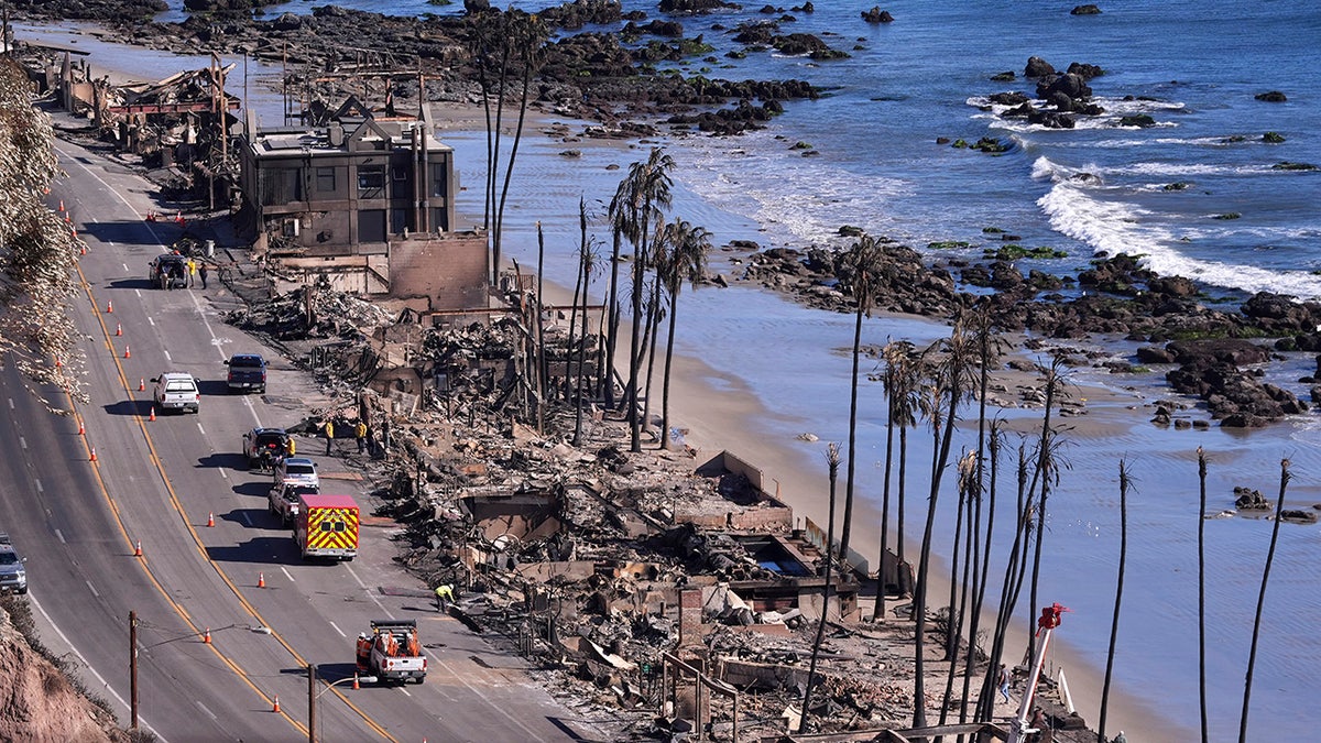 Kuće duž autoceste Pacific Coast se vide kako izgaraju od požara Palisades