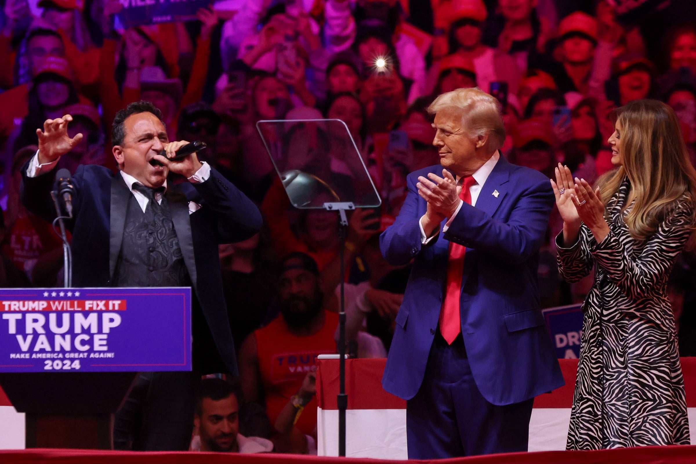 Trump plješće dok Christopher Macchio nastupa na svom skupu u Madison Square Gardenu